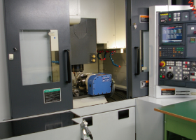 NV4000形　高精度立形マシニングセンター　森精機製作所